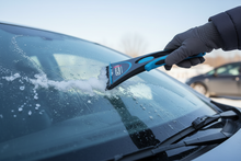 Laden Sie das Bild in den Galerie-Viewer, Premium Eiskratzer beim Enteisen einer Windschutzscheibe